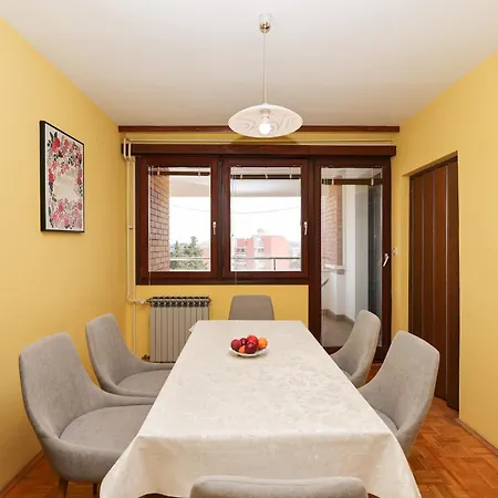 Διαμέρισμα Three Bedroom Tesla Maraska *