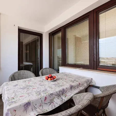 Apartamento Three Bedroom Tesla Maraska *