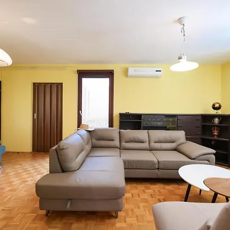 아파트 Three Bedroom Tesla Maraska