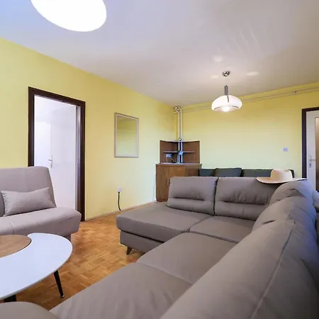 Apartamento Three Bedroom Tesla Maraska *