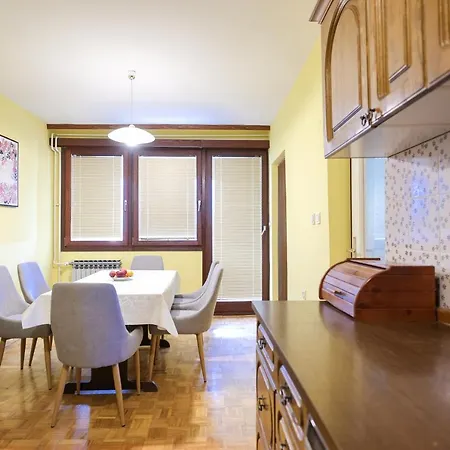 아파트 Three Bedroom Tesla Maraska *