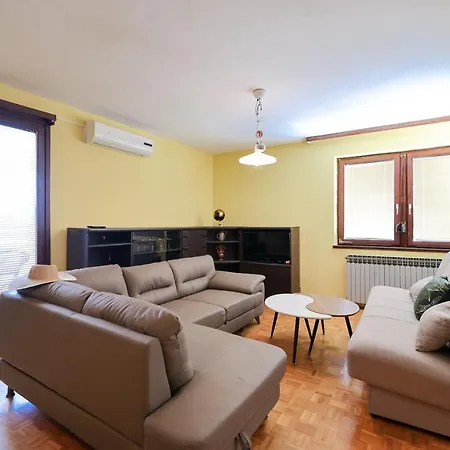 아파트 Three Bedroom Tesla Maraska *