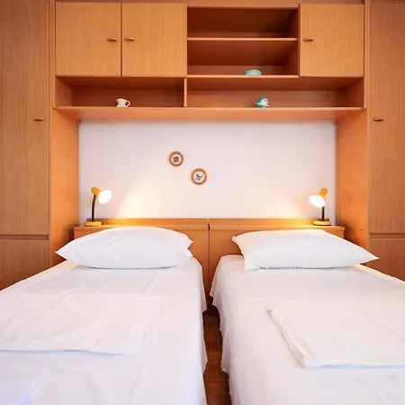 Three Bedroom Tesla Maraska 아파트 *